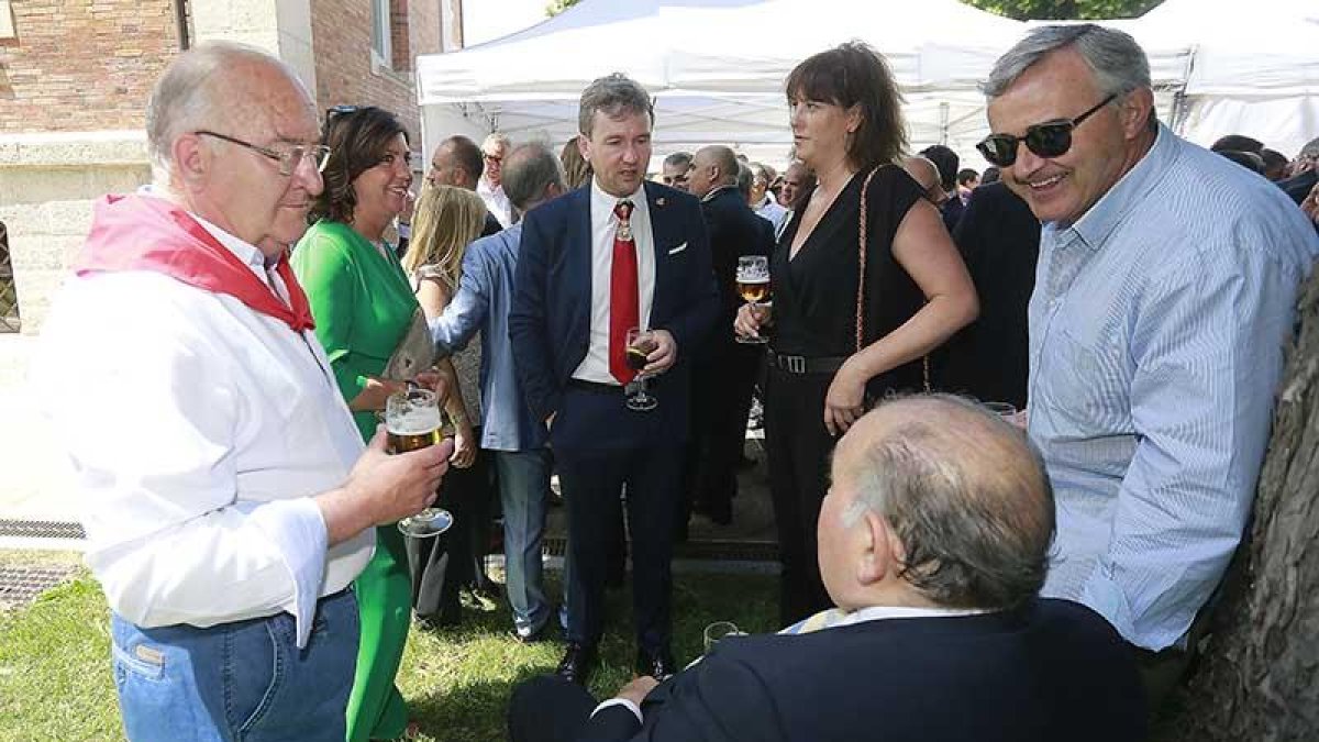 El alcalde, Javier Lacalle, dialoga con varios invitados en presencia de José María Peña, sentado.-RAÚL G. OCHOA
