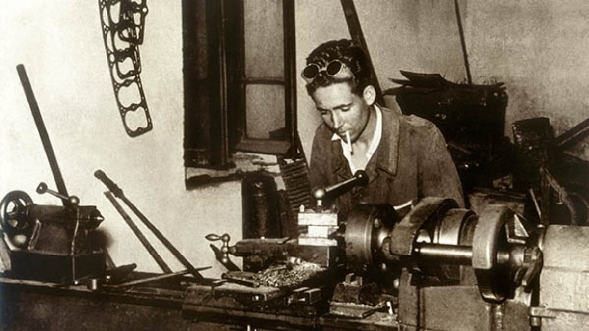 José Antolín trabajando en el taller familiar. ECB