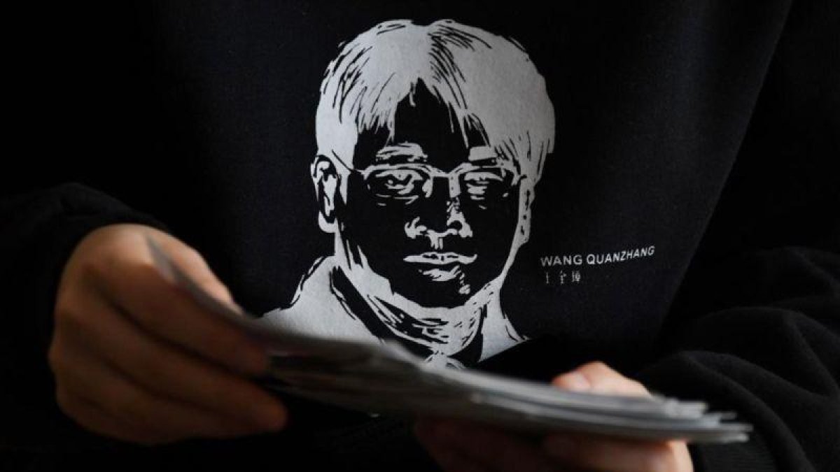Camiseta con la imagen del abogado pro-derechos humanos chino Wang Quanzhang.-GREG BAKER (AFP)