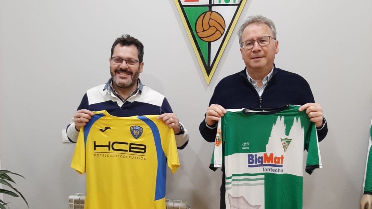 Víctor Manuel González (Juventud) y Román Romero (La Amistad) posan con las camisetas intercambiadas tras sellar el acuerdo. ECB