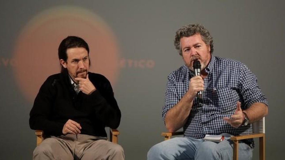 Pablo Iglesias, de Podemos, y Juantxo López Uralde, portavoz de Equo, en la rueda de prensa que han ofrecido sobre el Nuevo Modelo Energético.-JOSE LUÍS ROCA