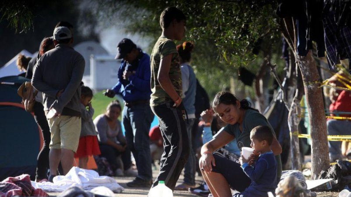 Migrantes permanecen en un albergue de la ciudad de Tijuana. Mexico deporto a 98 migrantes que presuntamente protagonizaron una trifulca al romper un cerco de la Policia Federal en la ciudad de Tijuana con el afan de cruzar la frontera con Estados Unidos.-EFE