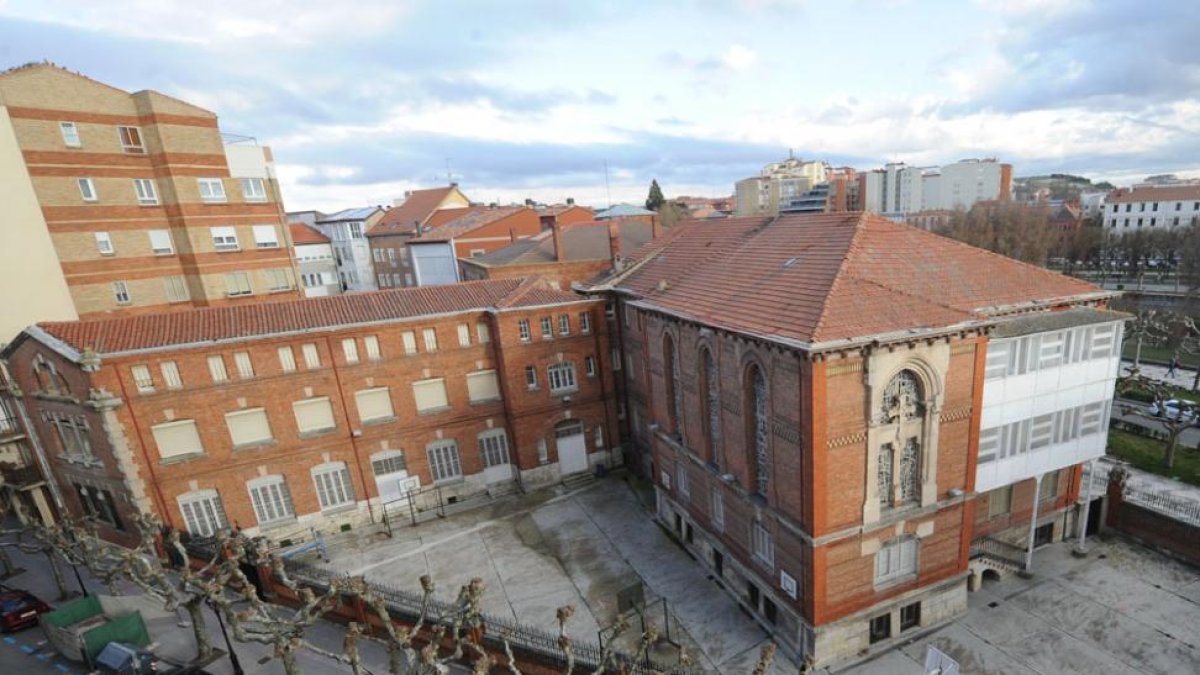 El colegio Niño Jesús desde la calle Aparicio y Ruiz.-ISRAEL L. MURILLO