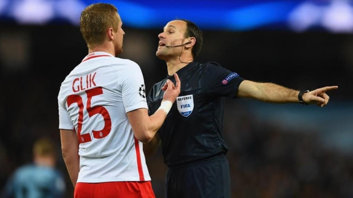 Mateu Lahoz discutiendo con Glik, futbolista del Mónaco, durante el encuentro contra el Manchester City-LAURENCE GRIFFITHS