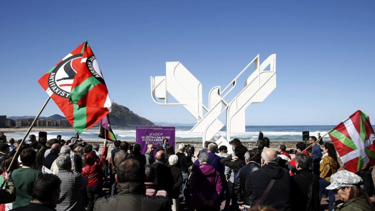 Podemos ha celebrado el Aberri Eguna con un acto simbólico ante la 'Paloma de la Paz' de San Sebastián.-