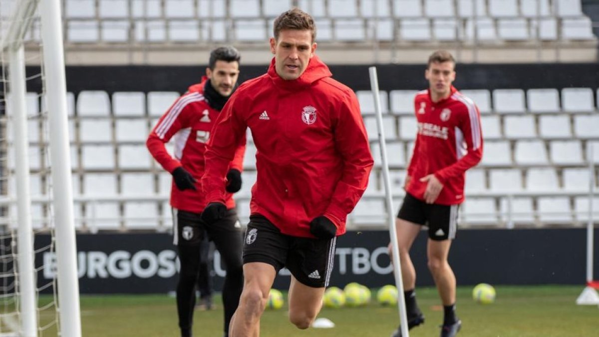 David Goldar durante su primer entrenamiento con el Burgos CF. ALBA DELGADO