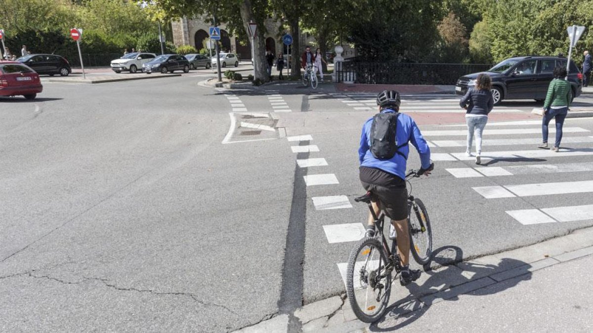 Un ciclista circula por un paso junto al puente de Castilla.-SANTI OTERO