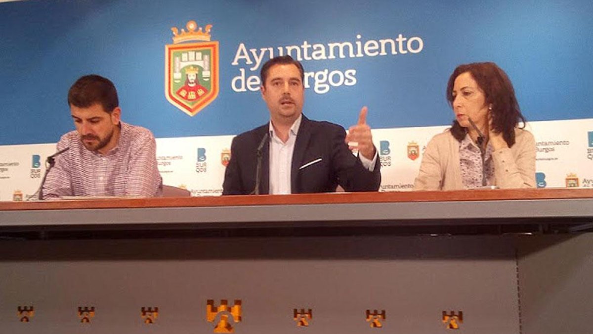 Jurado, De la Rosa y Arnaiz, ayer, en la rueda de prensa en el Ayuntamiento de Burgos.-ECB