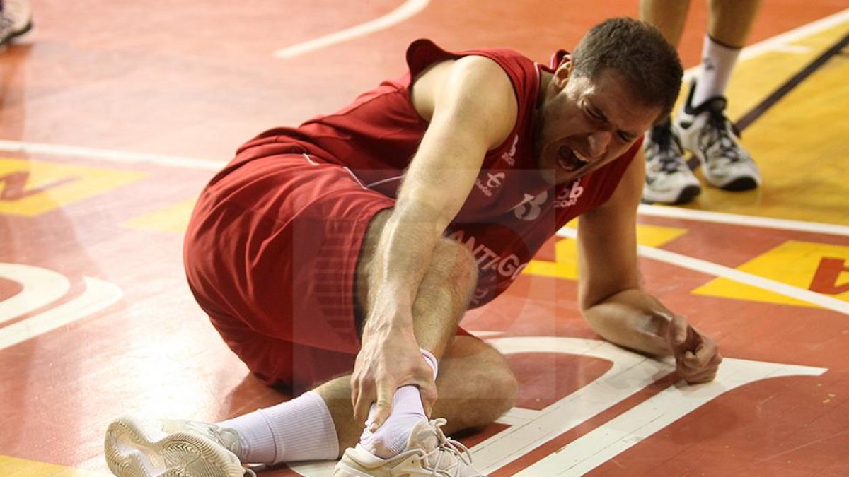 Álvaro Gómez se duele tras sufrir la lesión de tobillo, el pasado sábado.-JAIRO MANZANO / BURGOS DEPORTE