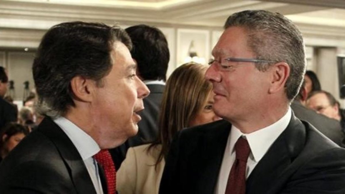 Los expresidentes de la Comunidad de Madrid Ignacio González y Alberto Ruiz-Gallardón.-EFE / PACO CAMPOS