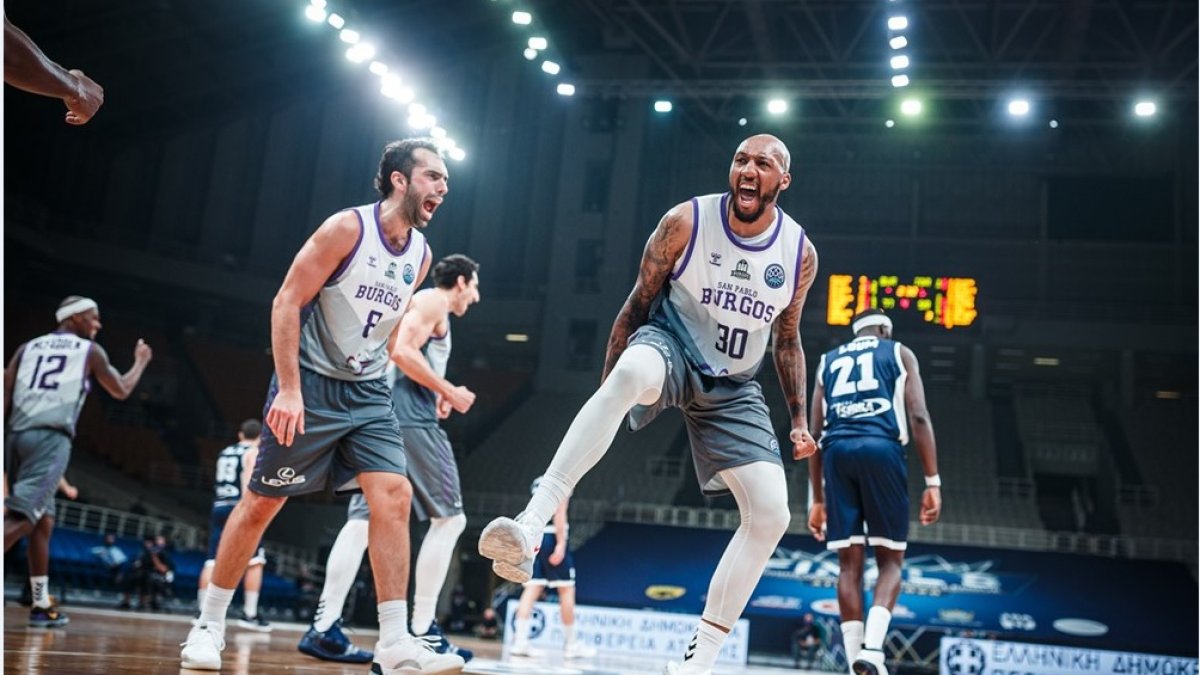 Benite y Horton celebran una canasta en el partido contra el Dijon. FIBA