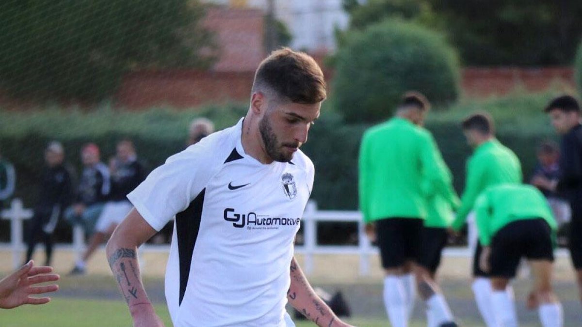 Nicolás Minutella controla un balón en el choque ante el Valladolid B.-BURGOS CF