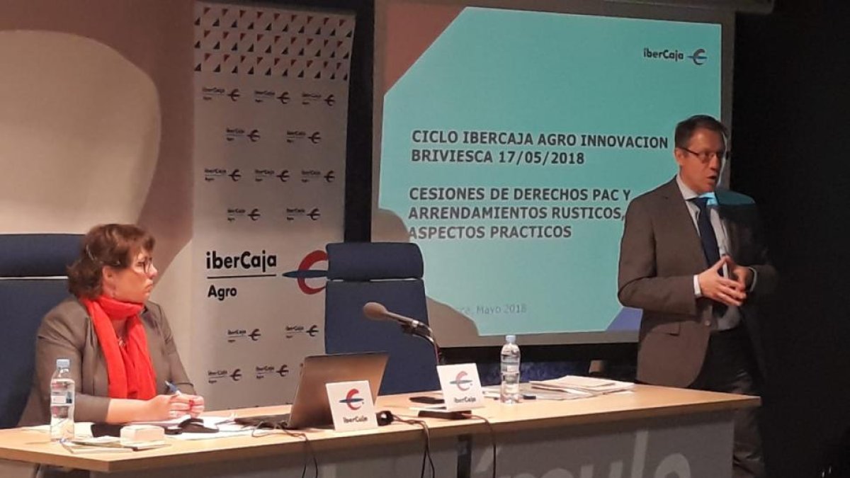 El gerente Comercial de Negocio Agroalimentario de la Dirección Territorial de La Rioja, Burgos y Guadalajara, Julian León, inauguró la jornada.-ECB