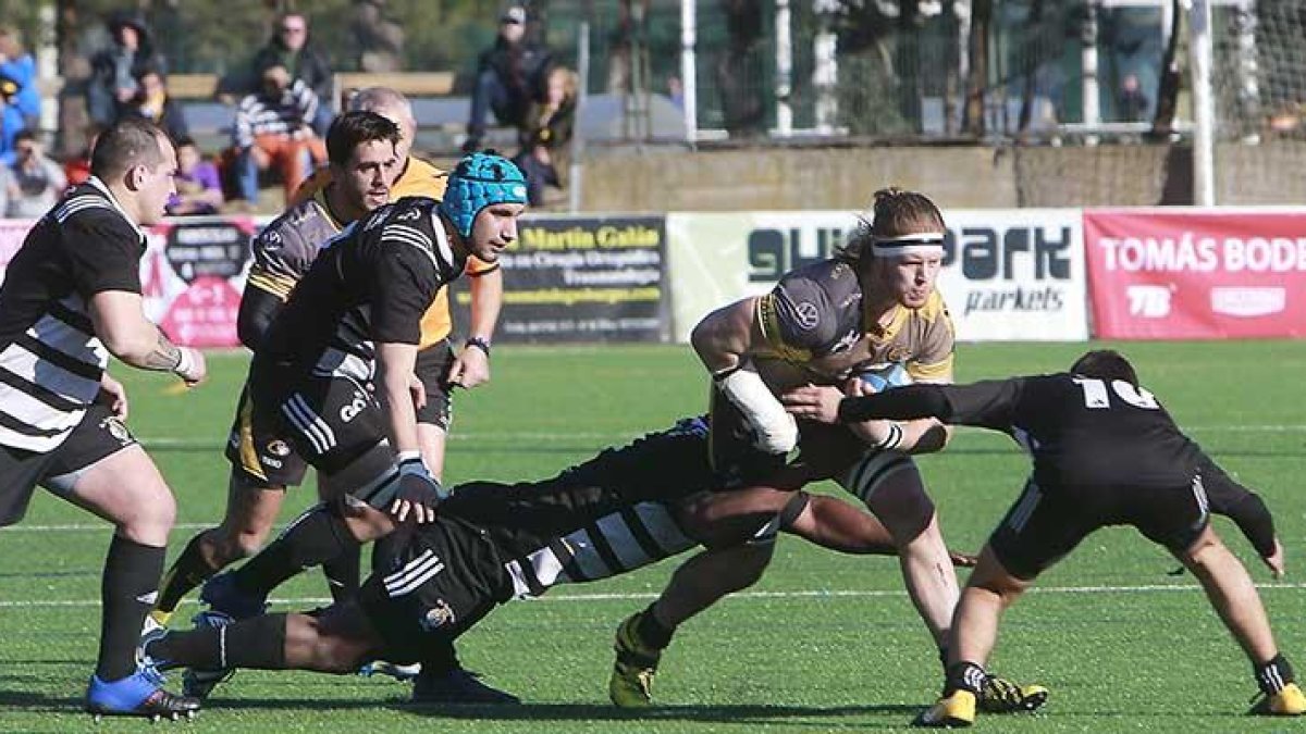 Snyman busca el intervalo a pesar del placaje de un rival, ayer.-RAÚL OCHOA
