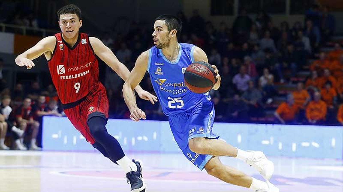 Álex López sube el balón en el choque ante Fuenlabrada.-ACB PHOTO / E. COBOS
