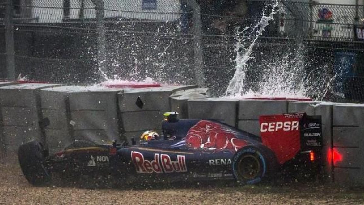 El Toro Rosso de Carlos Sainz choca contra el muro en la Q1 de la sesión de clasificación del Gran Premio de EEUU.-REUTERS / ADREES LATIF