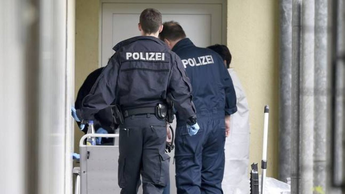 Agentes de policía y expertos en explosivos trabajan en un apartamento de Obreusel, cerca de Fráncfort (Alemania) donde la policía alemana detuvo esta madrugada a dos presuntos yihadistas.-Foto: EFE / BORIS ROESSLER