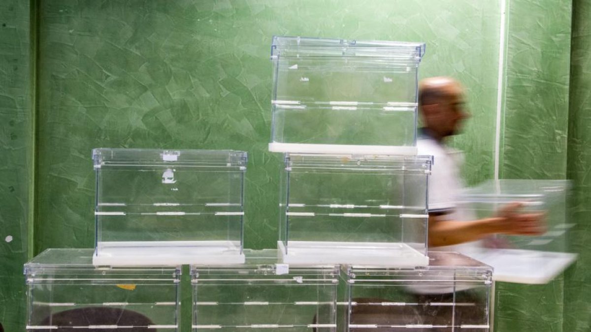 Urnas preparadas en un colegio electoral de Barcelona, en unas pasadas elecciones.-FERRAN SENDRA