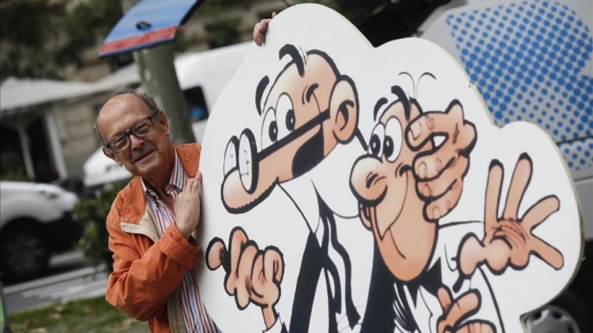 Francisco Ibáñez, presentando el nuevo álbum de Mortadelo y Filemón, 'Sueldecitos más bien bajitos...'.-JULIO CARBÓ