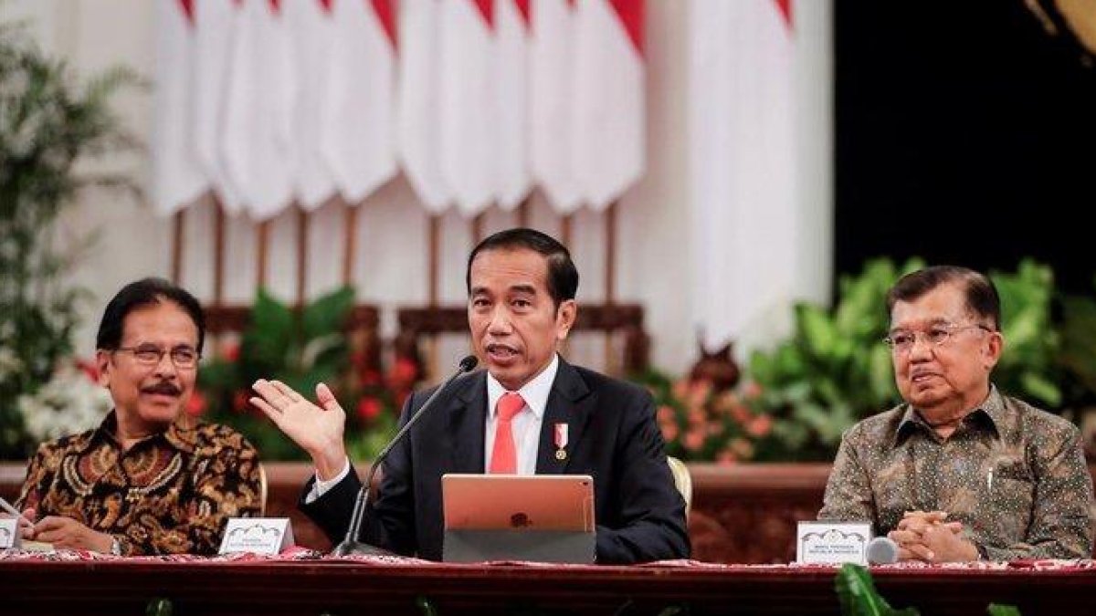 El presidente Joko Widodo (C) acompañado por su vicepresidente Jusuf Kalla y el ministro de Agricultura y Ordenación del Territorio, Sofyan Djalil, habla con los medios.-MAST IRHAM (EFE/EPA)