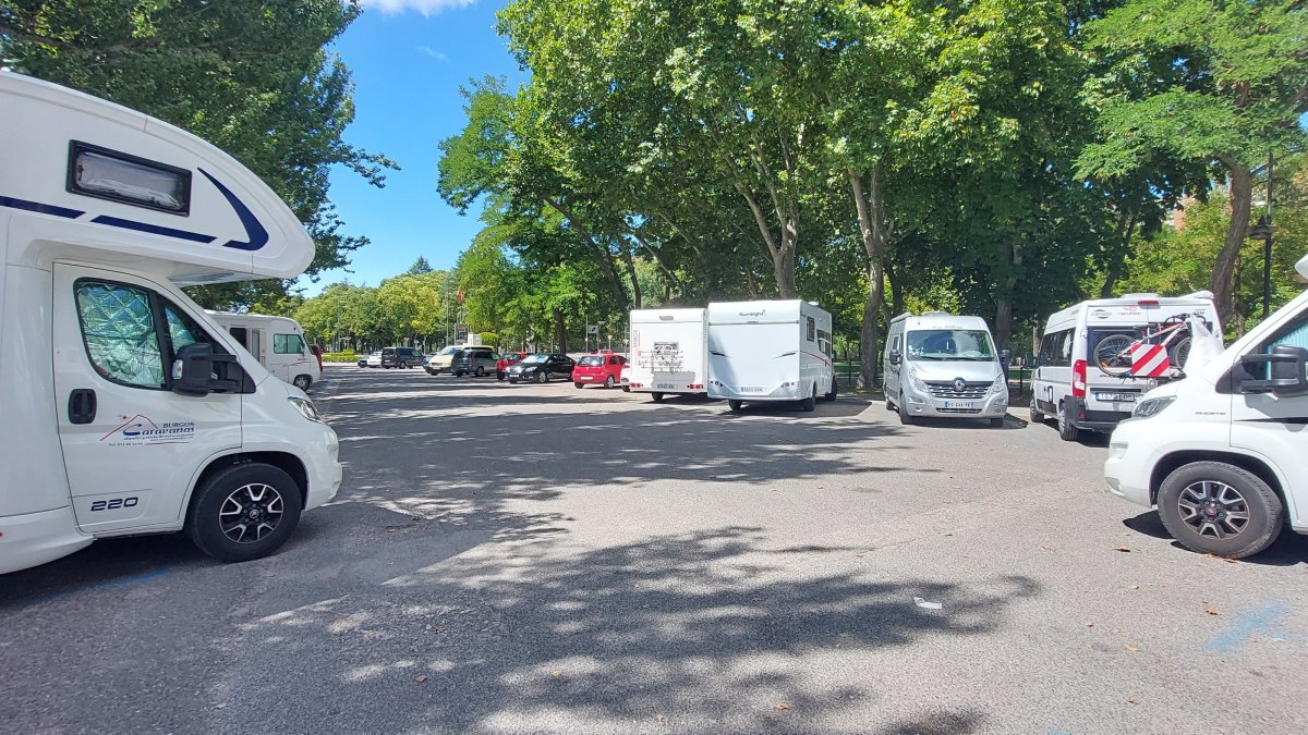 Una decena de caravanas en Santa Teresa tras pasar la noche, inclumpliendo la ordenanza y copando el aparcamiento. L. G. L.