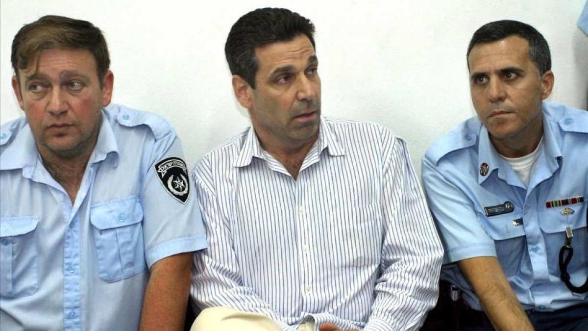 Segev, entre dos policías.-AFP / YARIV HATZ