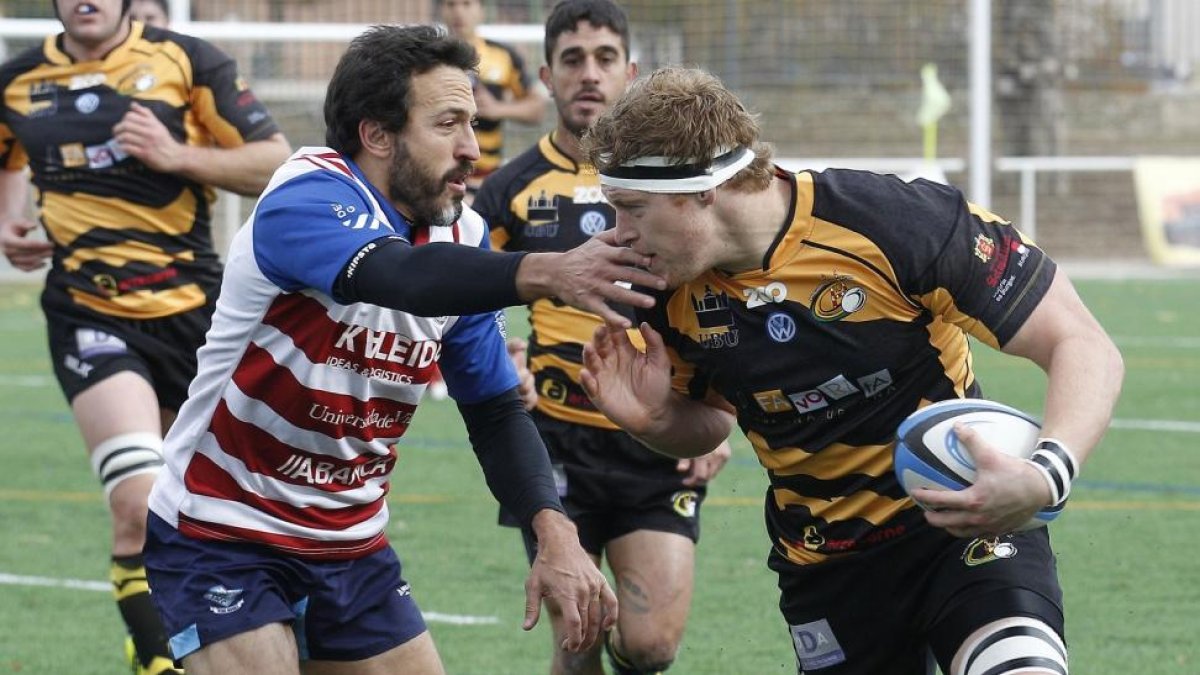 Ruan Snyman avanza con el oval ante la presión de un jugador del Kaleido Vigo, ayer, en San Amaro.-SANTI OTERO