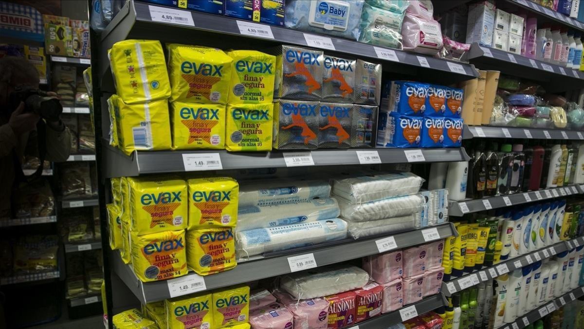 Foto de un estante con tampones en Australia-JOAN PUIG