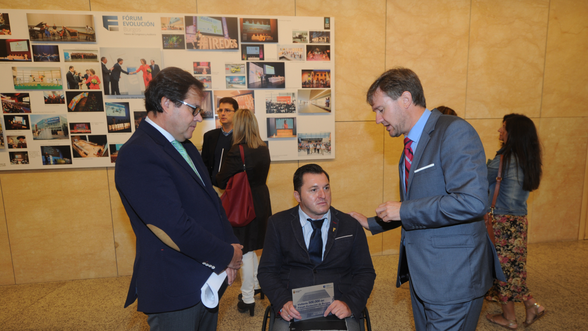 El presidente de Predif, Francisco Sardón, en el centro, con Salvador de Foronda y Javier Lacalle, en una imagen de archivo. 