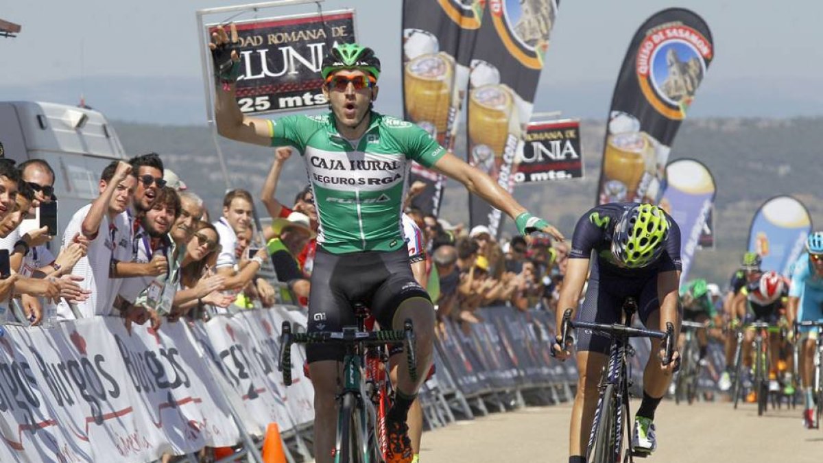 Carlos Barbero celebra su triunfo en la meta de Clunia por delante de Dani Moreno y de Jesús Herrada.-SANTI OTERO
