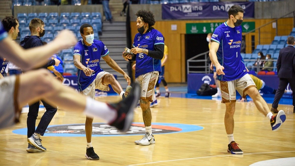 Los jugadores del San Pablo, durante un calentamiento. ACB PHOTO / A. BAÚLDE