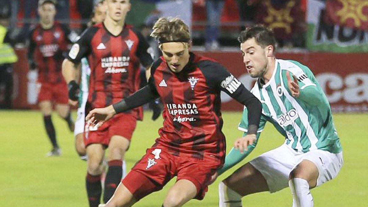 Sergio González protege un balón ante el acoso de un jugador del Racing-LA LIGA
