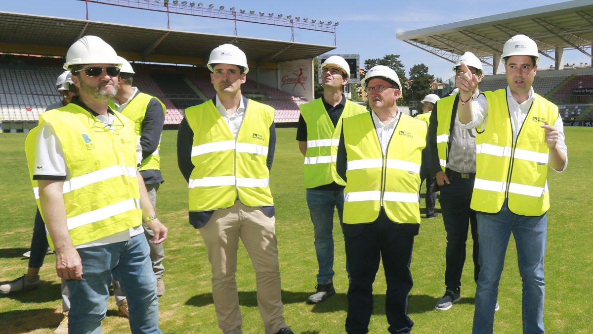 El alcalde, Daniel de la Rosa, a la derecha de la imagen, en una visita a las obras en El Plantío. RAÚL OCHOA