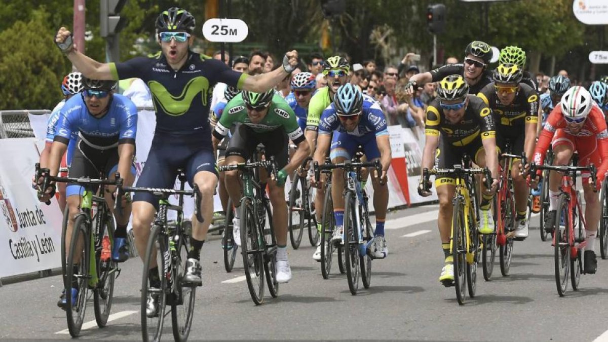 Carlos Barbero celebra la victoria que consiguió en la Vuelta a Castilla y León.-