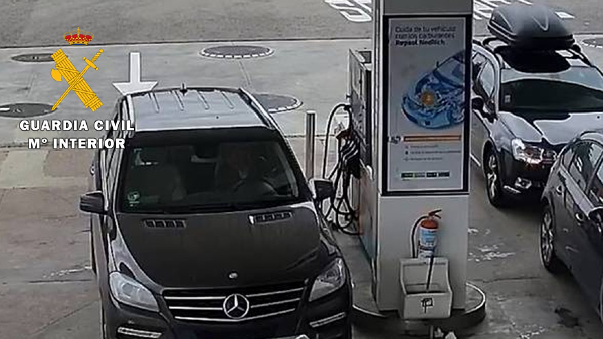 Imagen del repostaje del investigado. GUARDIA CIVIL