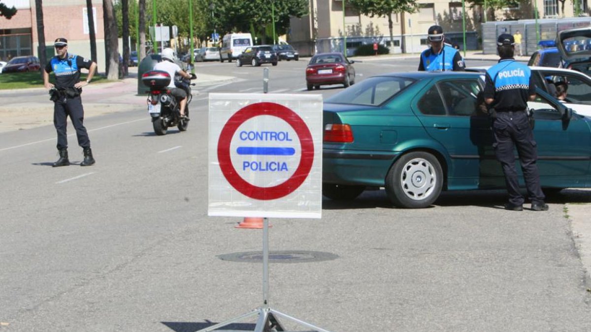 La Policía Local está efectuando ente año más controles preventivos como el de la imagen.-RAÚL G. OCHOA