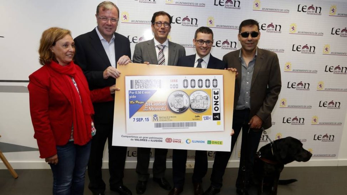 El alcalde de León, Antonio Silván y el delegado territorial de la ONCE, Ismael Pérez (C), presentan el cupón del próximo lunes que la ONCE dedica a León dentro de la serie ‘Tu ciudad en una moneda’-Ical