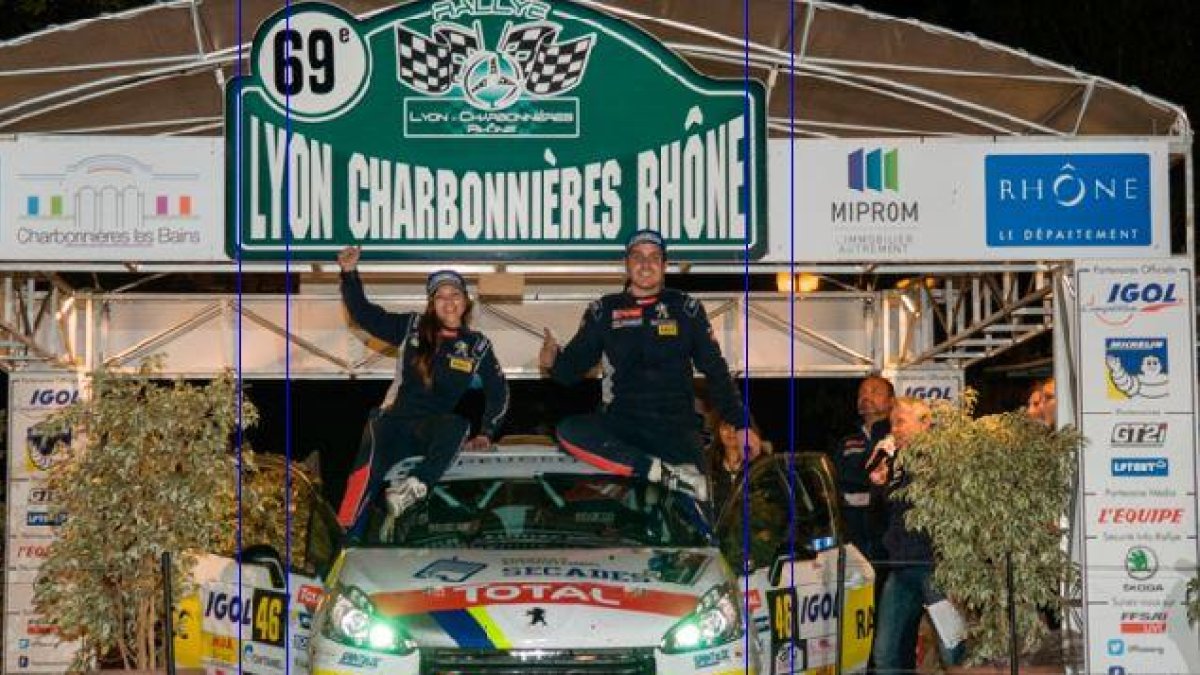 Efrén Llarena y Sara Fernández festejan sobre su coche la victoria conseguida en el rally francés-ECB