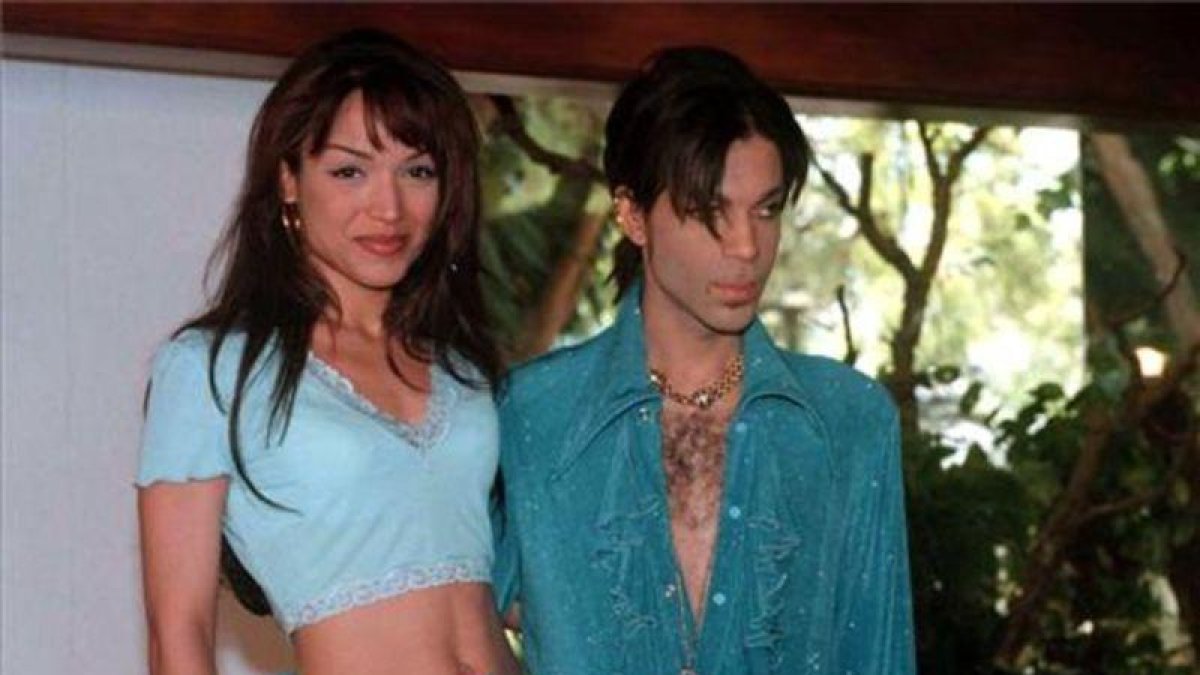 Prince, que en aquel momento se hacía llamar 'The Artist' en Marbella con Mayte García, en el año 1998.-ARCHIVO