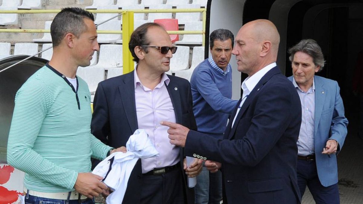 Fede Castaños dialoga con el secretario técnico, David González, y el presidente, Juan Carlos Barriocanal.-Israel L. Murillo