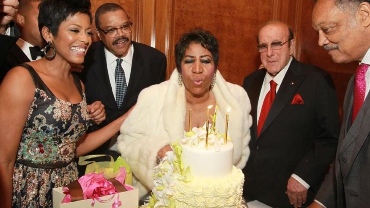 Aretha Franklin sopla, rodeada de amigos, las velas de la tarta de vainilla para celebrar su 74 cumpleaños, este jueves en Nueva York.-AP / DONALD TRAILL