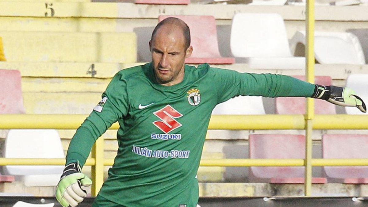 Mikel Saizar ha sido insustituible bajo palos-Santi Otero