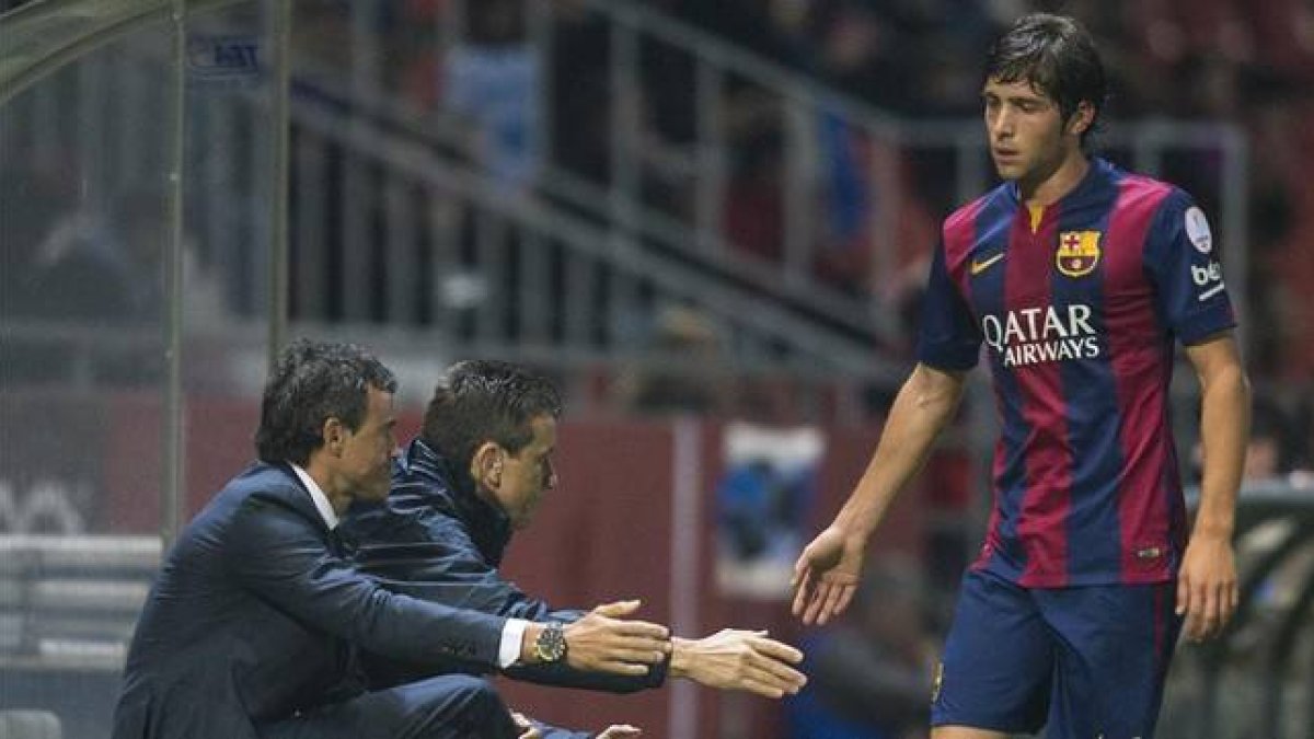 Luis Enrique y Unzue felicitan a Sergi Roberto.-Jordi Cotrina