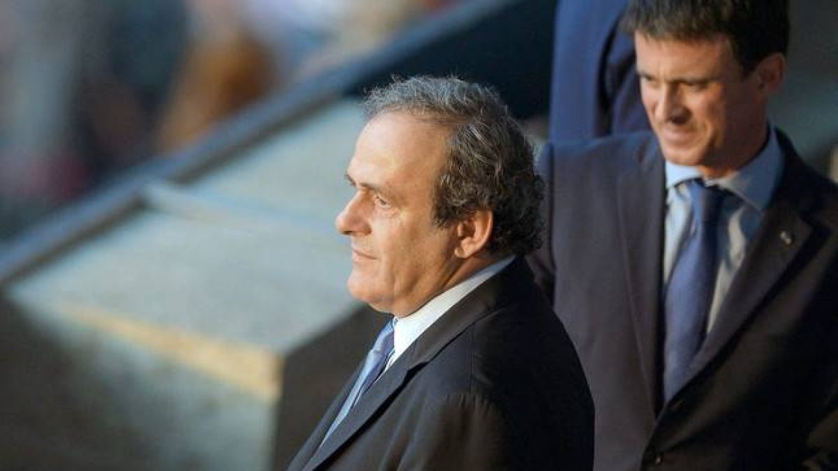 Fotogfrafía de archivo de Michel Platini junto con Manuel Valls, en el fondo de la imagen.-Foto: EFE / THOMAS EISENHUTH