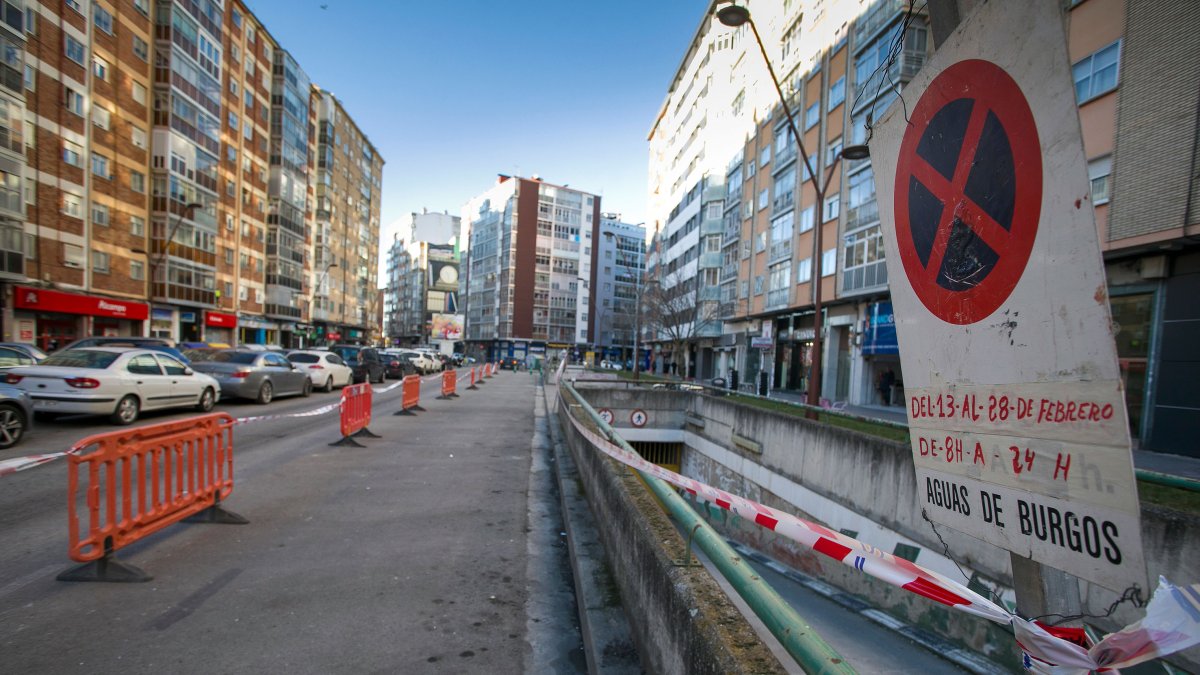 Vallado de obras de peatonalización en Francisco Grandmontagne. TOMÁS ALONSO
