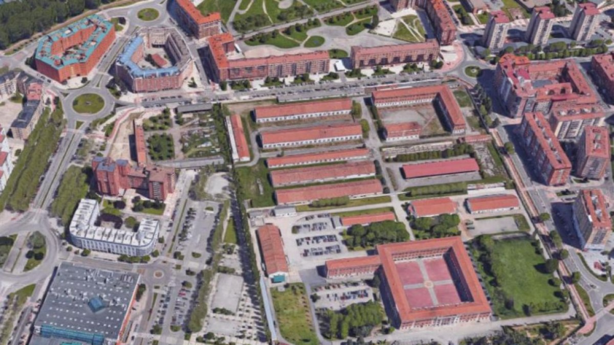 Imagen aérea de los terrenos que tiene el Ministerio de Defensa desde el Diego Porcelos hasta Artillería.-ECB
