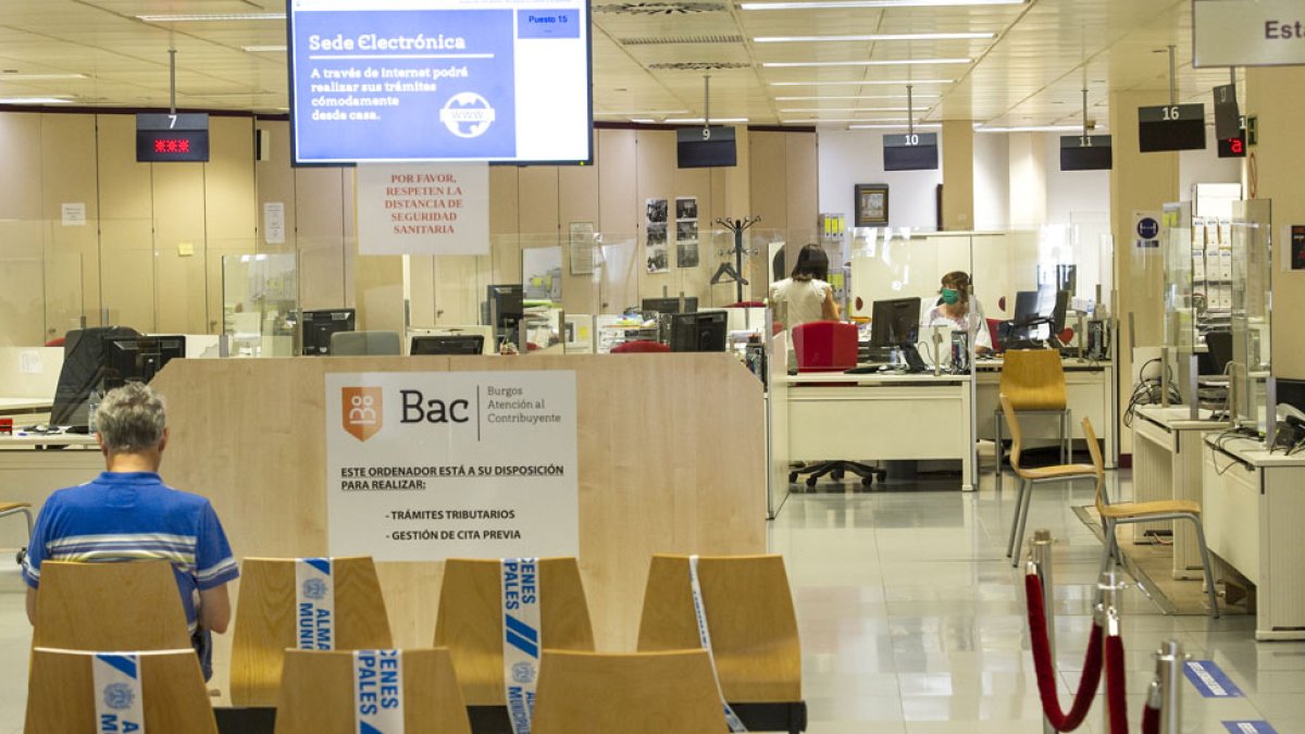 Zona de espera para la atención presencial en la Oficina de Atención al Contribuyente del Ayuntamiento . ISRAEL L. MURILLO