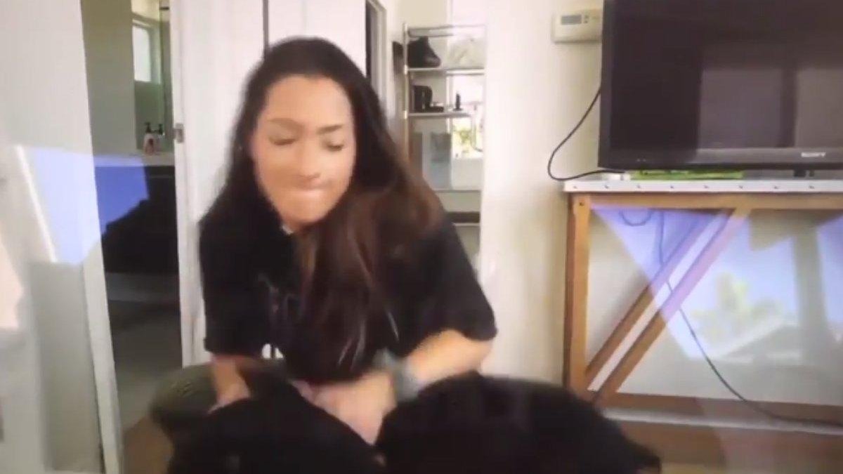 La ’youtuber’ Brooke Houts, en las imágenes en las que golpea a su perro.-TWITTER