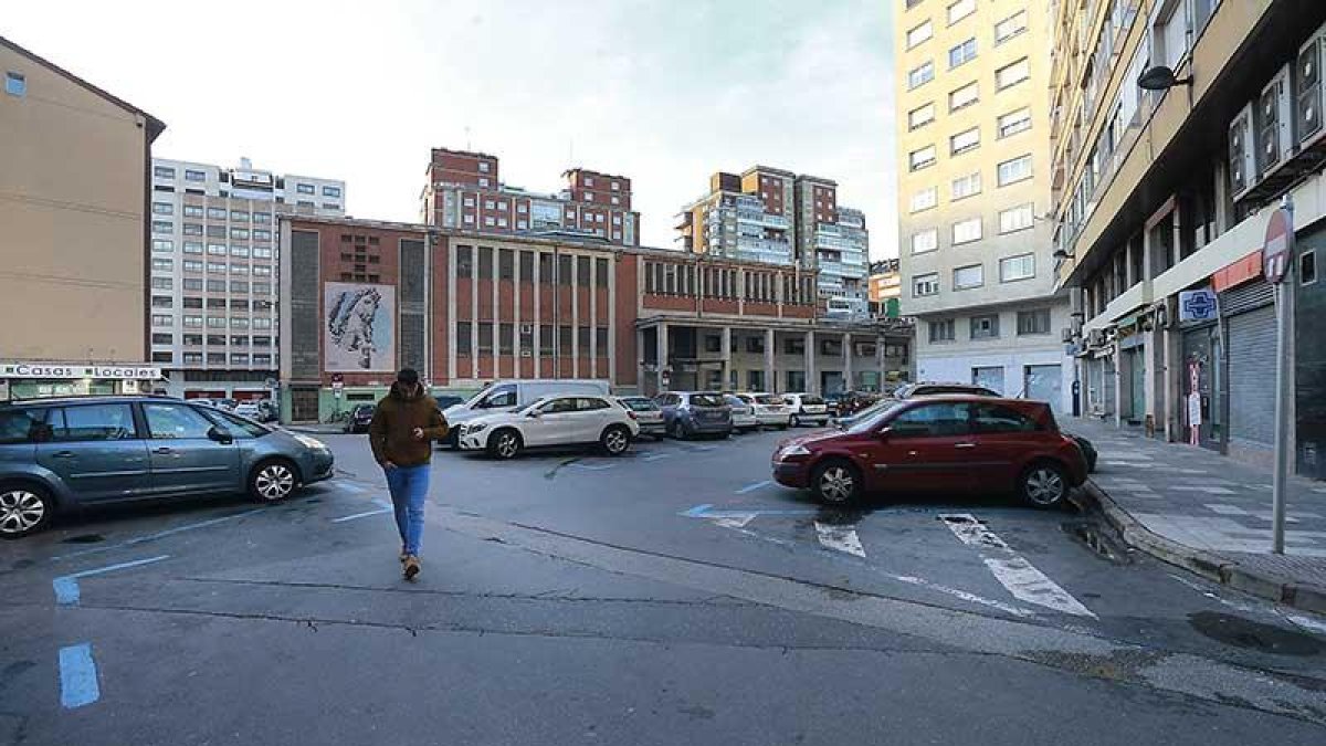 Una persona caminaba ayer por la calzada en la plaza Hortelanos.-RAÚL G. OCHOA