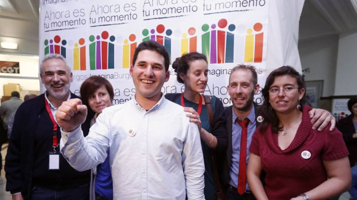 Raúl Salinero acompañado por sus seis compañeros-R.G.O.